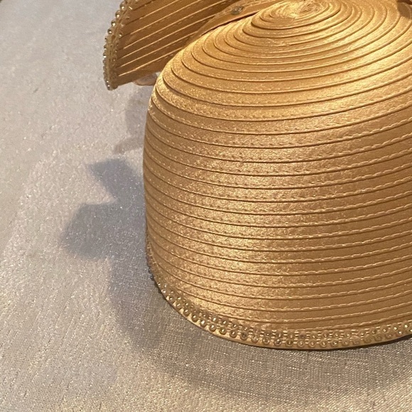 NWT SUSANNA GOLD ADORNED WITH RHINESTONES AND DESIGN ON SIDE - Picture 4 of 10